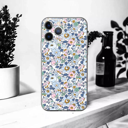 Coque souple Betsy Bleu Denim pour iPhone 16, 15, 14, 13, 12, 11, X, XR, SE, 8, 7
